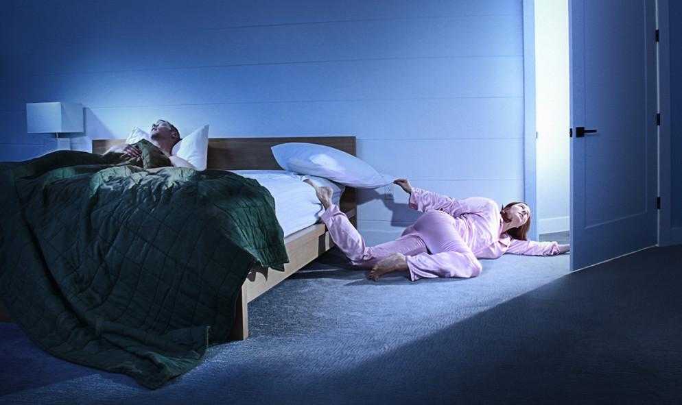 Спать на полу или нет: что говорят медики, правила комфортного сна