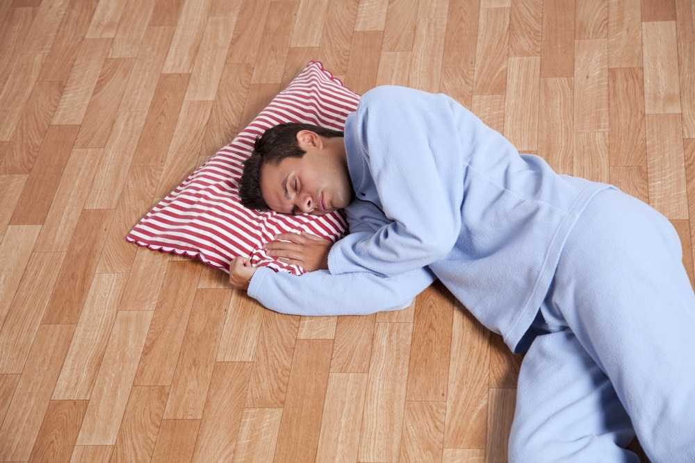Сон на полу: все плюсы и минусы. 5 правил комфортного сна
