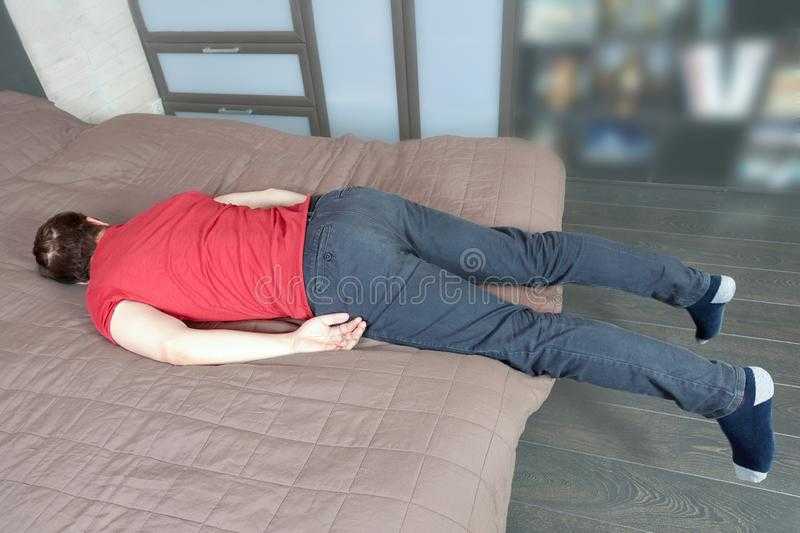 Полезно ли спать на полу или вредно, можно ли отдыхать на твердой поверхности
