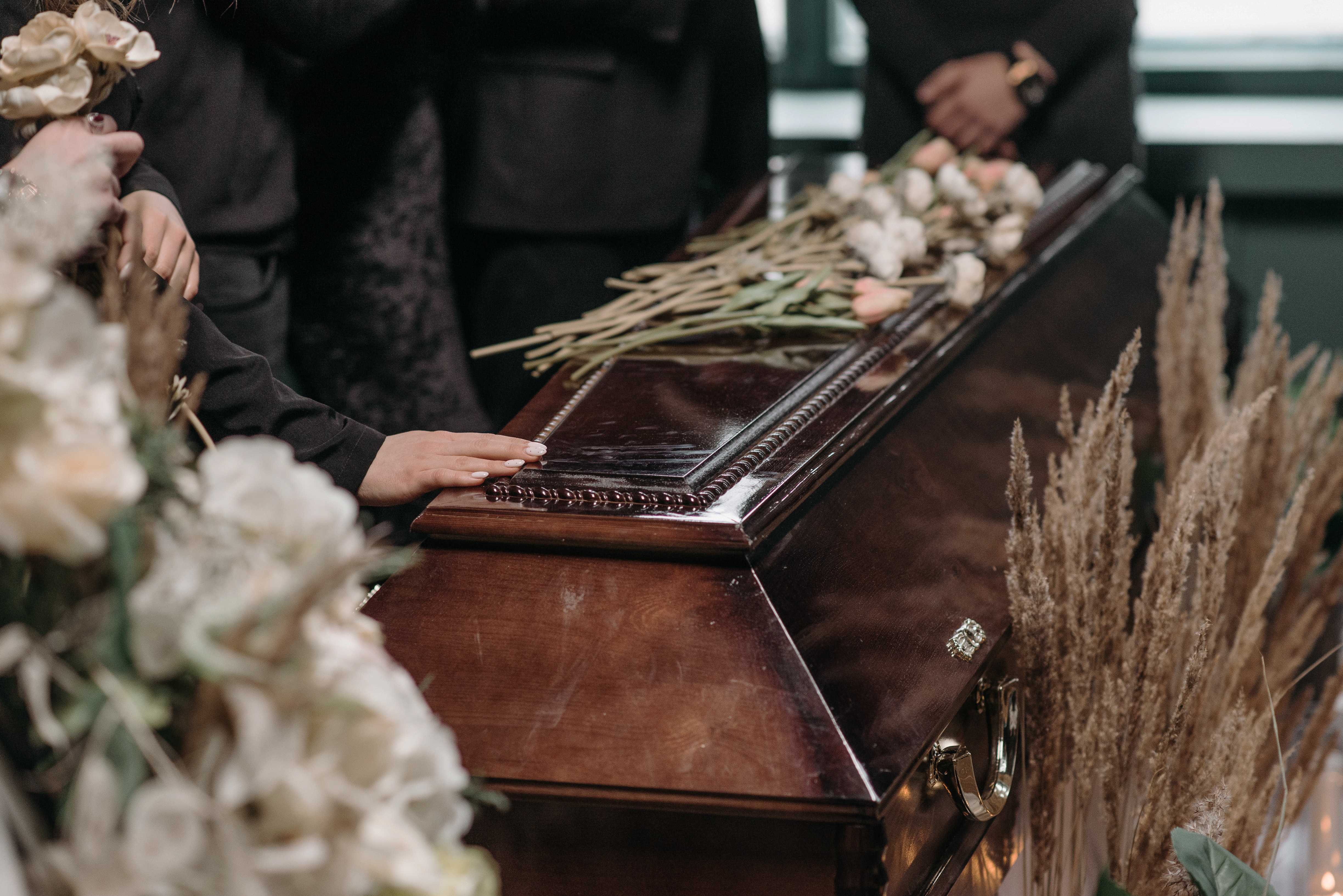 Приснились похороны родственника – толкование сна по разным сонникам